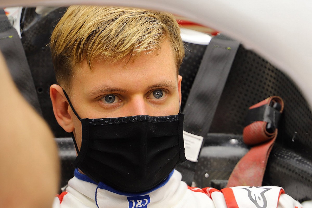 Haas fires up VF-21 F1 car prior to Bahrain test