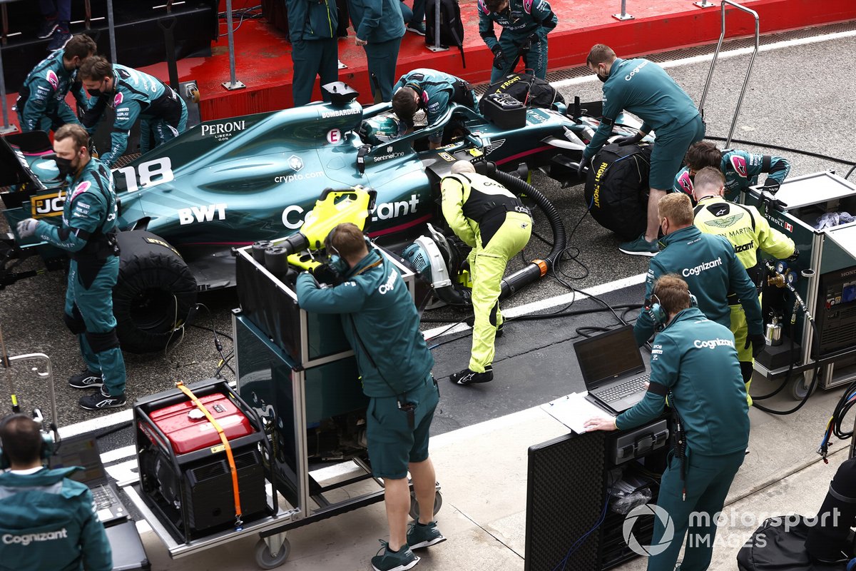 Mechanics with Lance Stroll, Aston Martin AMR21,
