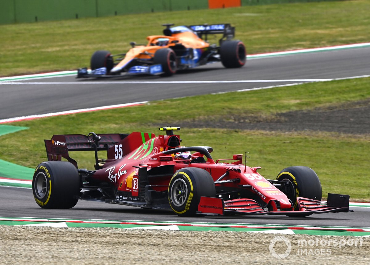 Carlos Sainz Jr., Ferrari SF21, Daniel Ricciardo, McLaren MCL35M