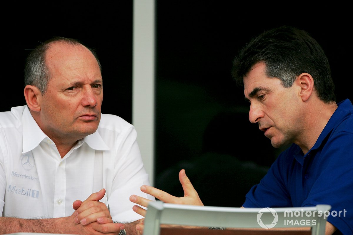 Ron Dennis, McLaren Team Principal, speaks to Julian Jakobi, CSS Stellar Management.