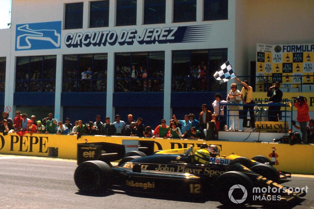 Ayrton Senna, Lotus Renault crosses the finishing line to win the race by 0.014s ahead of Nigel Mansell, Williams FW11