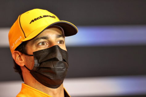 Daniel Ricciardo explains his “theory” behind McLaren F1 battles