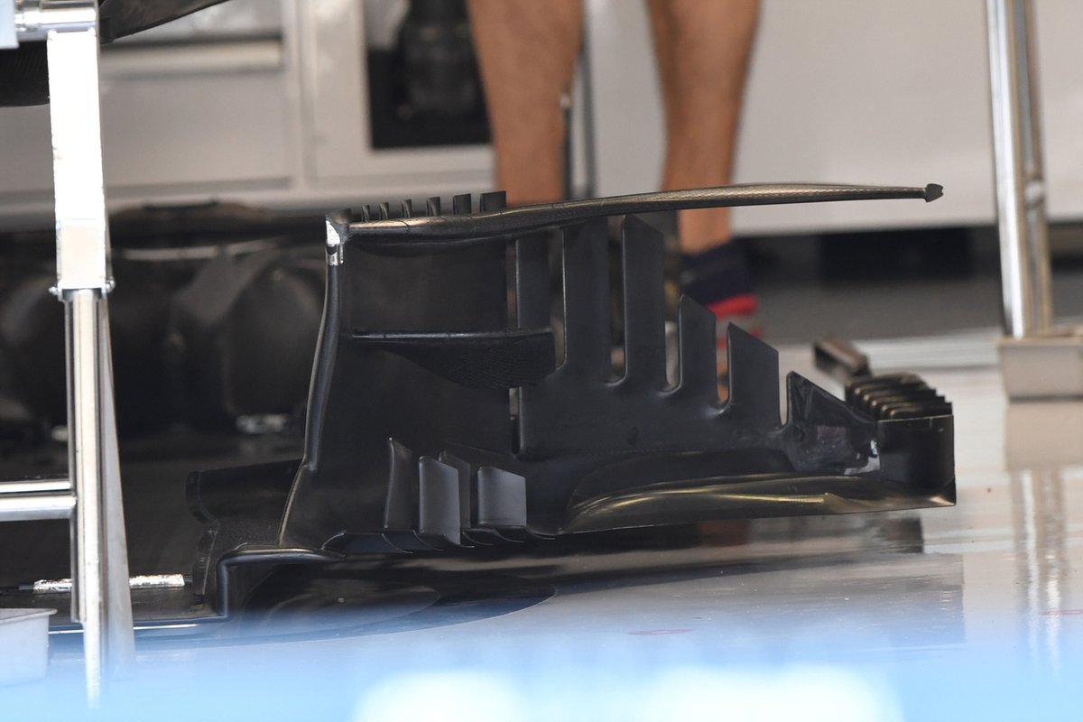 AlphaTauri AT02 floor and bargeboard detail