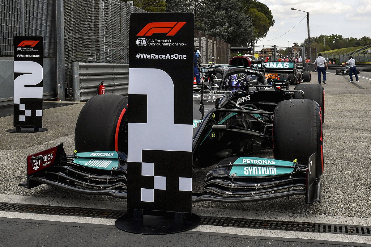 Hamilton beats Perez, Verstappen on pole