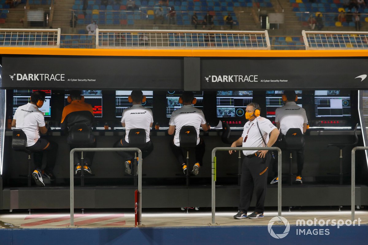 Zak Brown, CEO von McLaren Racing, an der Boxenmauer