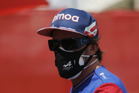 WATCH: Sergio Perez cheekily trolls Kimi Raikkonen during interviews with Media Pen