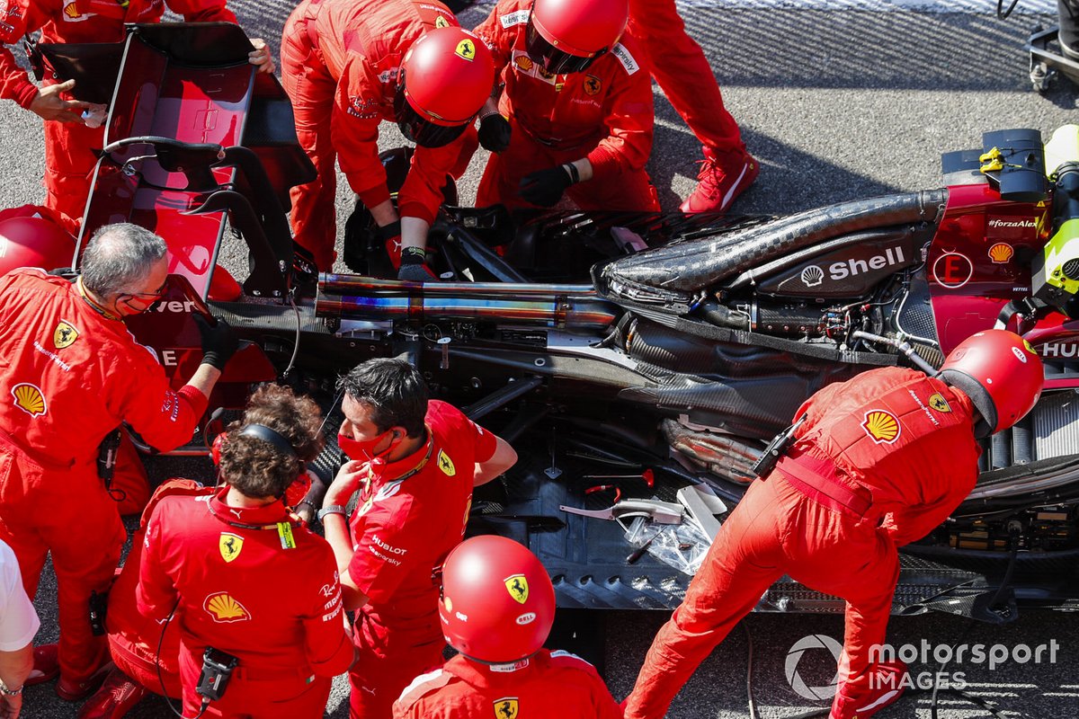 Ferrari mechanic at work at the start