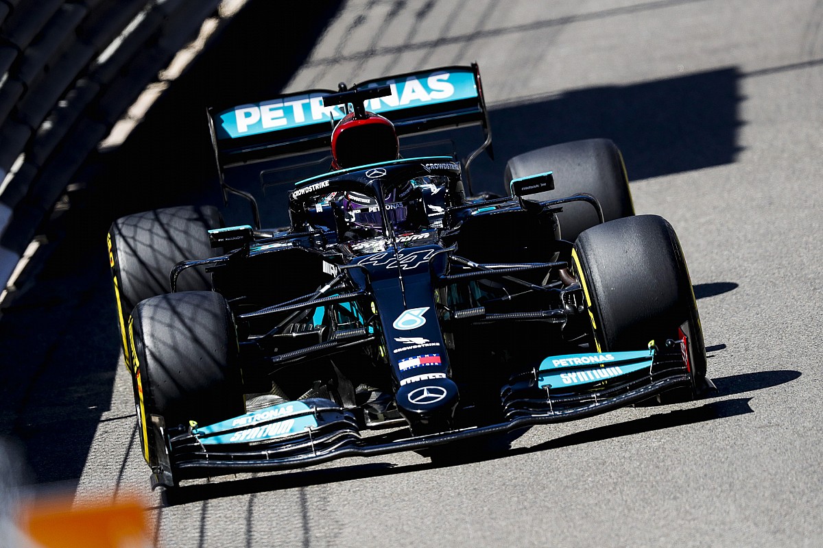 Hamilton to be critical of Mercedes "behind closed doors"