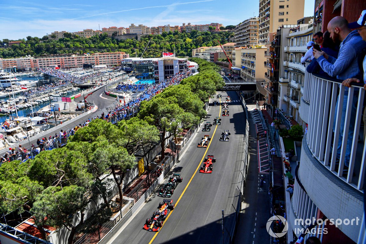 Max Verstappen, Red Bull Racing RB16B, Valtteri Bottas, Mercedes W12, Carlos Sainz Jr., Ferrari SF21, Lando Norris, McLaren MCL35M, and the rest of the field at the start