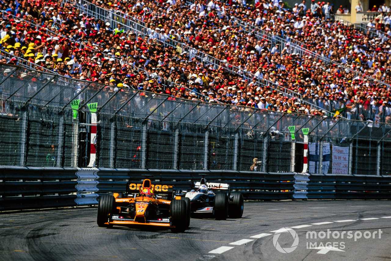 Enrique Bernoldi, Arrows A22 Asiatech, leads David Coulthard, McLaren MP4-16 Mercedes, 2001 Monaco GP