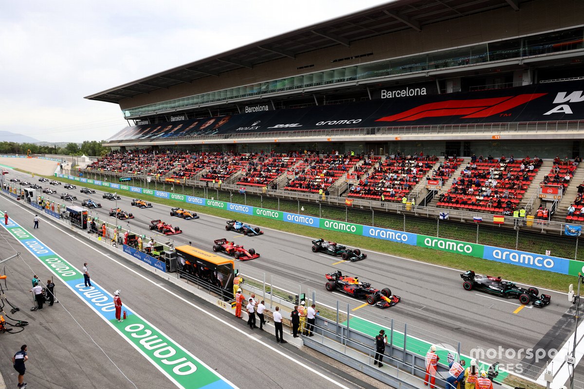 Lewis Hamilton, Mercedes W12, Max Verstappen, Red Bull Racing RB16B und Valtteri Bottas, Mercedes W12, bereiten sich darauf vor, das Feld für den Start wegzuführen