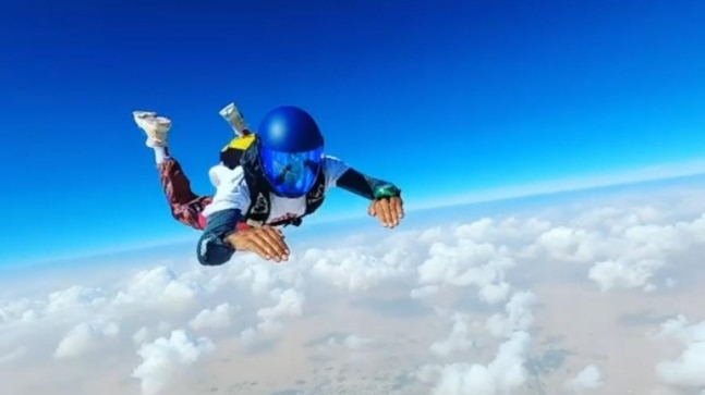 Formula 1 champion Lewis Hamilton tries to fly on his back while skydiving in Dubai. Watch video