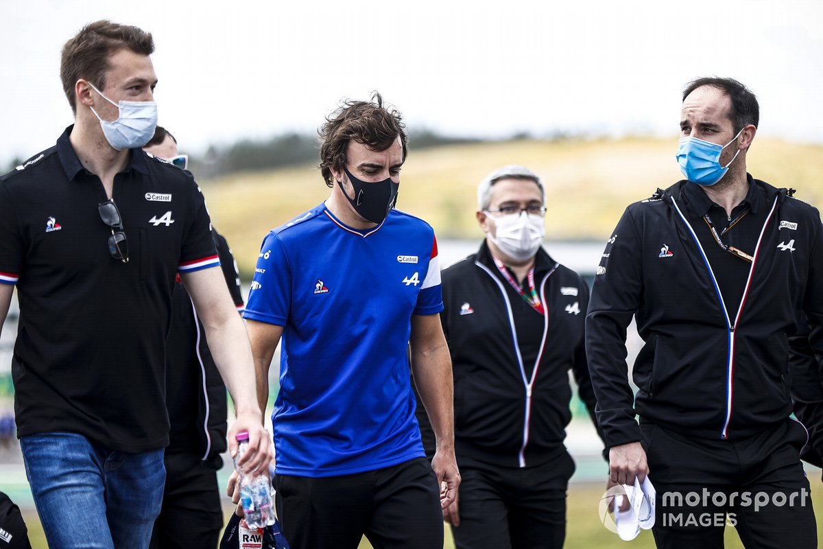 Daniil Kvyat, reserve driver, Alpine F1 and Fernando Alonso, Alpine F1 walk the track 