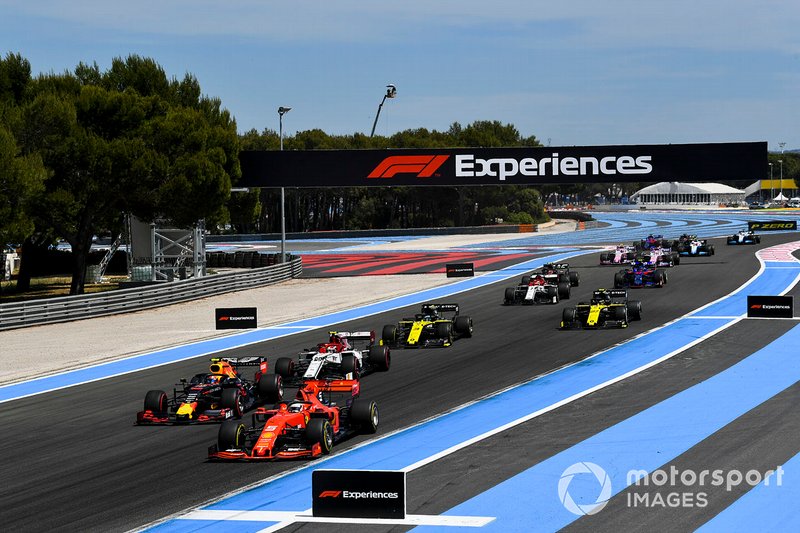 Sebastian Vettel, Ferrari SF90, Pierre Gasly, Red Bull Racing RB15, Antonio Giovinazzi, Alfa Romeo Racing C38, Daniel Ricciardo, Renault F1 Team RS19, Nico Hulkenberg, Renault F1 Team RS 19 and the rest of the field leads on the first lap