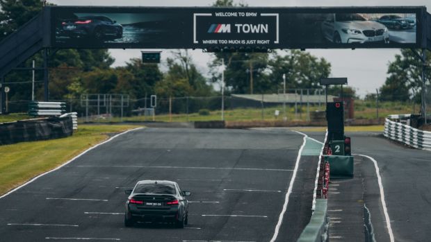 On the racetrack, these 635 hp, supported by 750 Nm torque, throw you firmly back into the bucket seats with an ankle movement