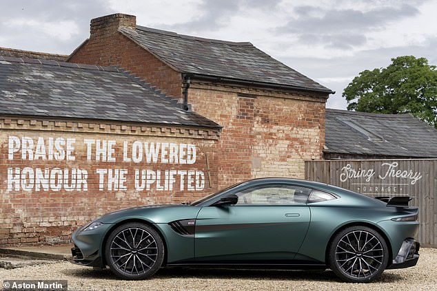 Die Außenlackierungen sind in seidenmatter oder glänzender Ausführung erhältlich.  Neben meinem Aston Martin Racing Green sind Jet Black und Lunar White weitere Optionen, ergänzt durch eine solide matte dunkelgraue Renngrafik