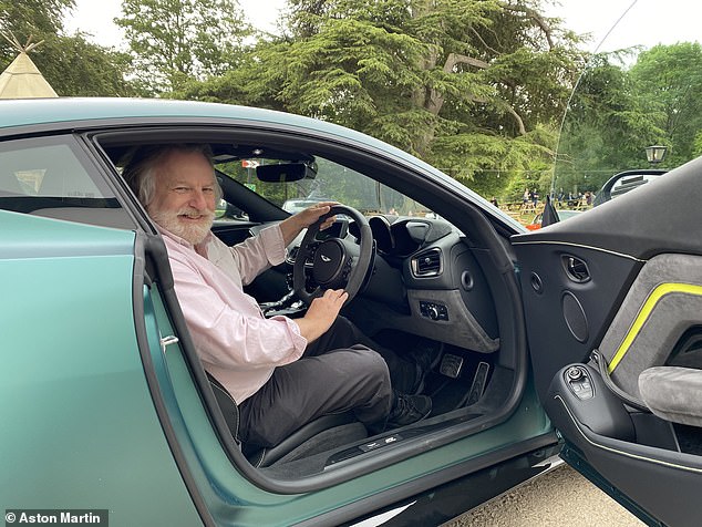 Ray Massey besuchte das beliebte Pit-Stop-Café Caffeine and Machine in Warwickshire in Ettington, in der Nähe von Stratford avon Avon, um den neuen Aston Martin zu testen