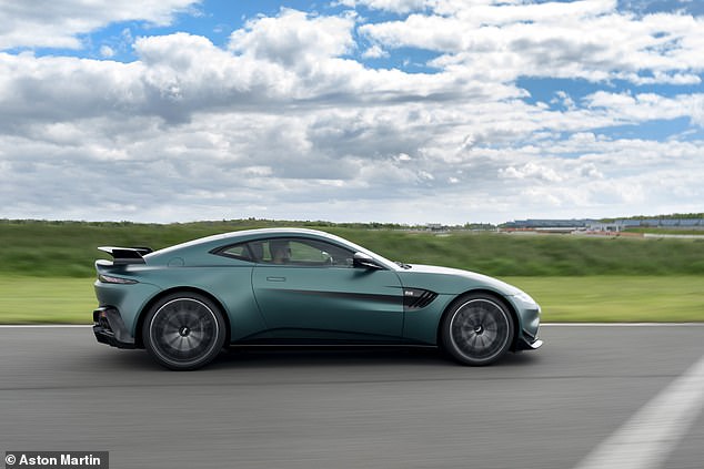 Ein F1 Vantage Roadster ist ebenfalls erhältlich, zu einem Preis von £148.050, verglichen mit £126.950 für den Standard Vantage Roadster