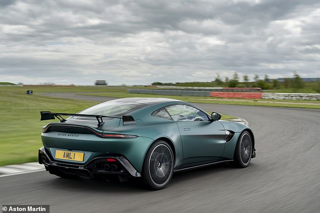 Optisch ist das Auto umwerfend, insbesondere in dem hinreißend markanten Aston Martin Racing Green, das dem des Aston Martin Cognizant Formel-1-Teamautos und dem Safety Car auf der Strecke nachempfunden ist