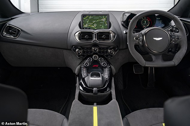 Der Innenraum ist mit neuen Polstern und Zierelementen in Obsidian Black Leather und Phantom Grey Alcantara ausgestattet, wahlweise mit Kontraststreifen und -nähten in Lime Green, Obsidian Black, Wolf Grey oder Spicy Red