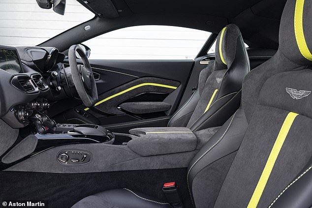 Racing-Schalensitze und ein F1-Style-Rad mit flachem Boden verleihen dem F1 Vantage ein sehr sportliches Gefühl