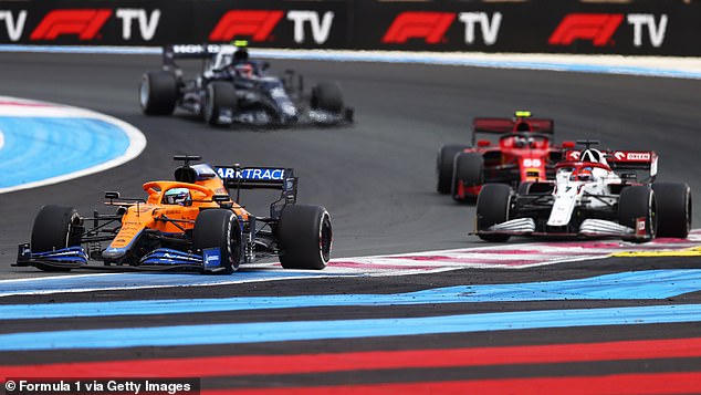 Daniel Ricciardo (links) macht sich langsam an sein neues „Zuhause“ bei McLaren Racing