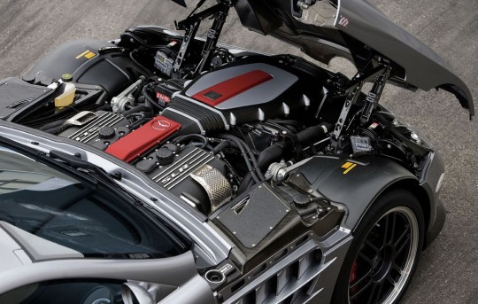 The tailor-made supercharged AMG V8 in the heart of the Mercedes-Benz SLR McLaren