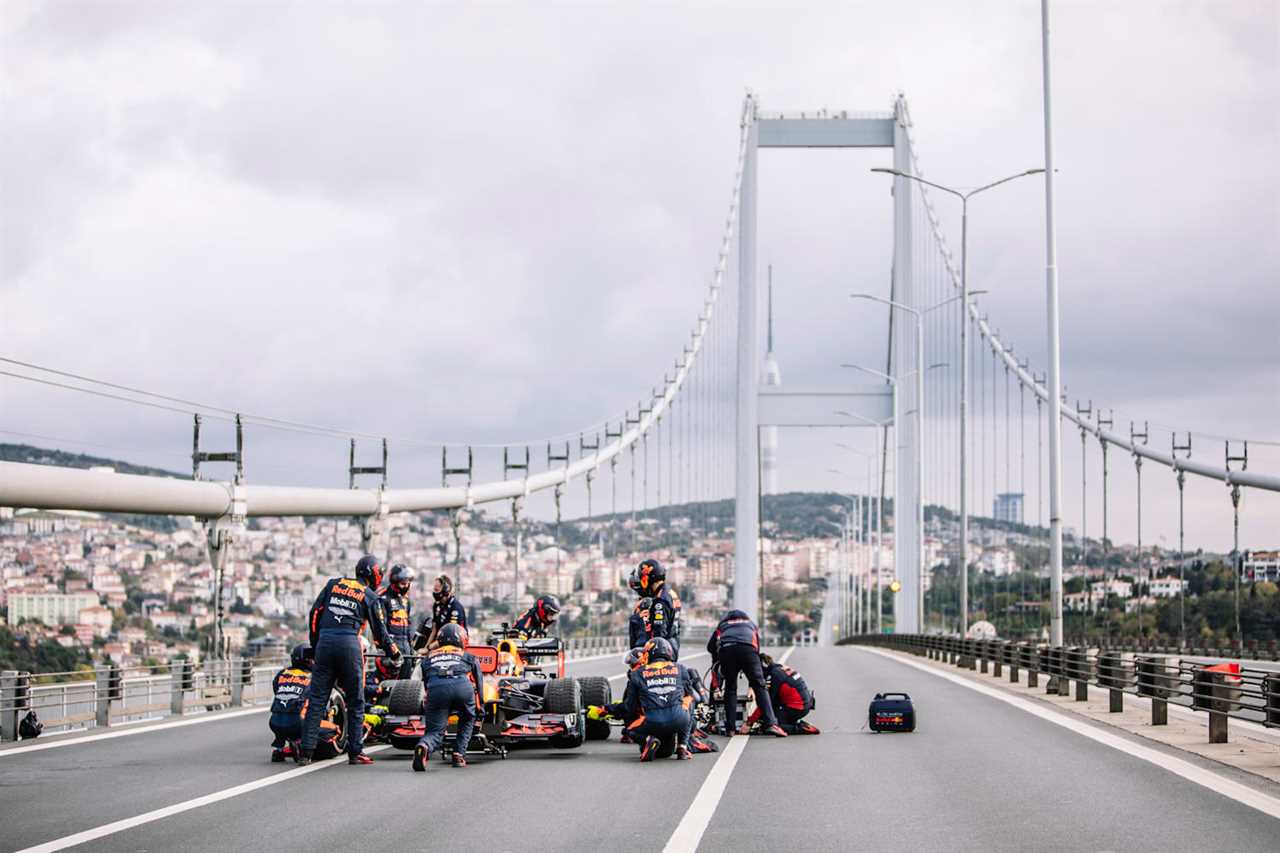 F1 drivers Pierre Gasly & Alex Albon explore Istanbul