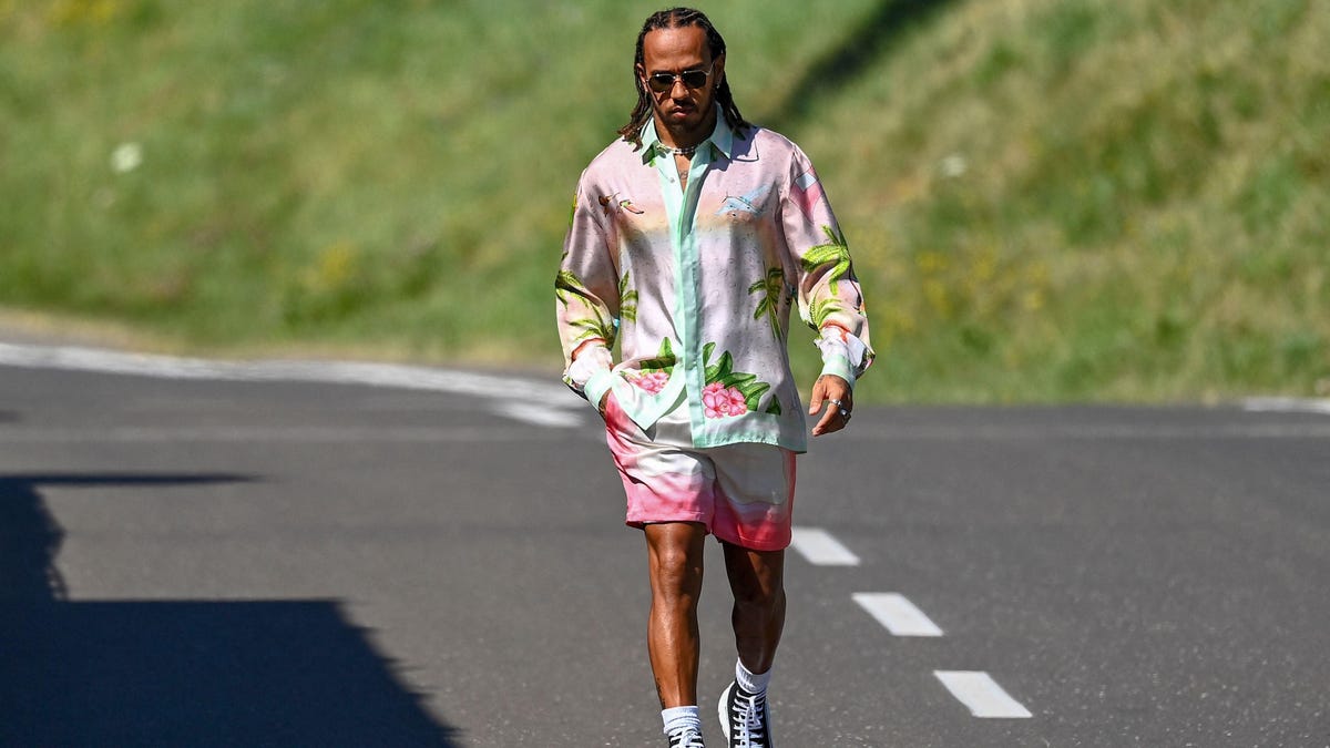 Lewis Hamilton signed with Mercedes F1 until 2023