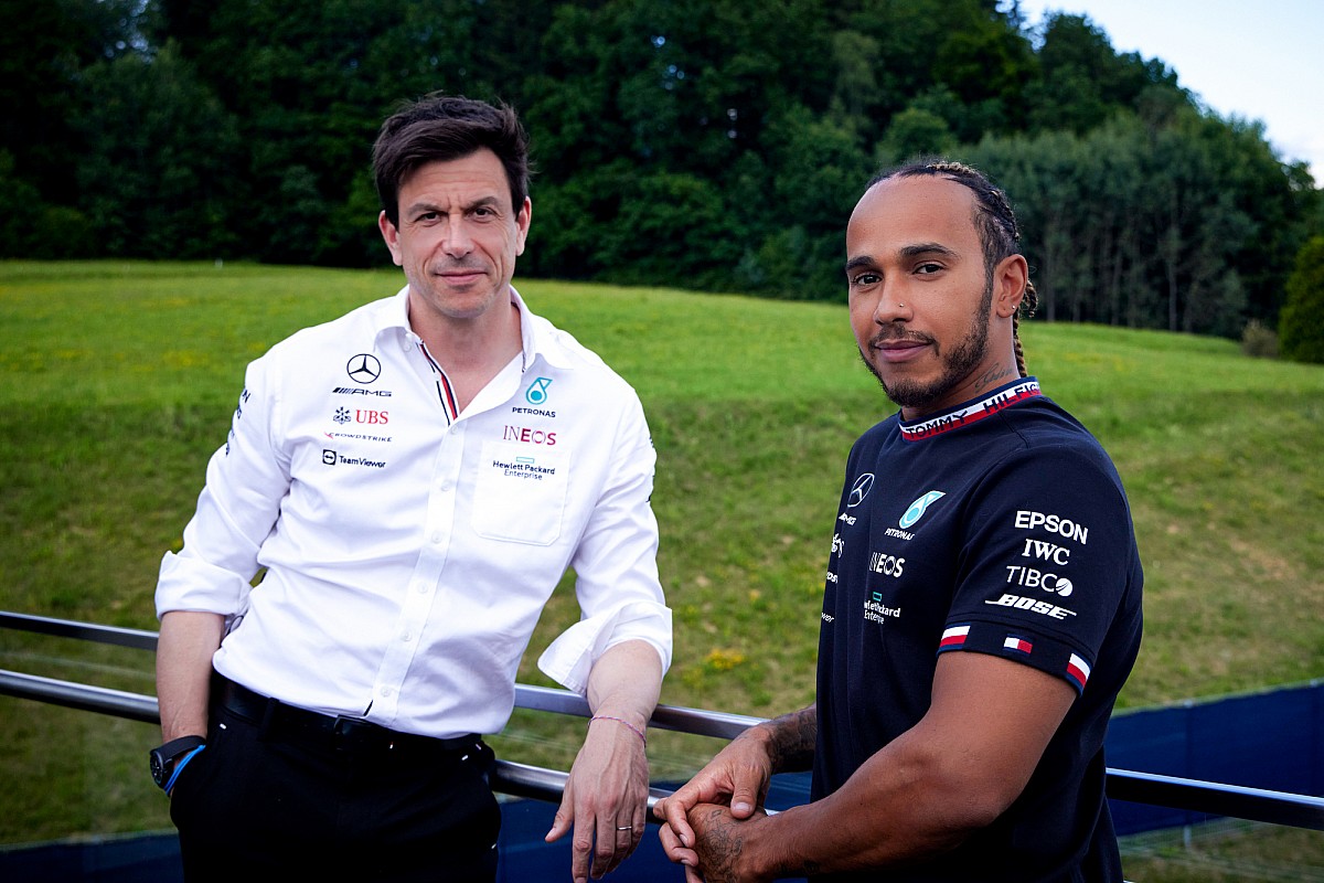 Mercedes: &ldquo;No distractions&rdquo; from Hamilton F1 contract amid title fight