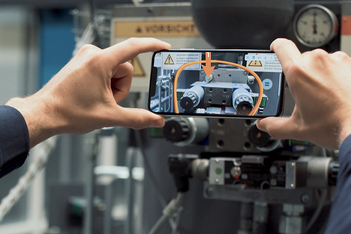 Mercedes hopes to gain edge from augmented reality push