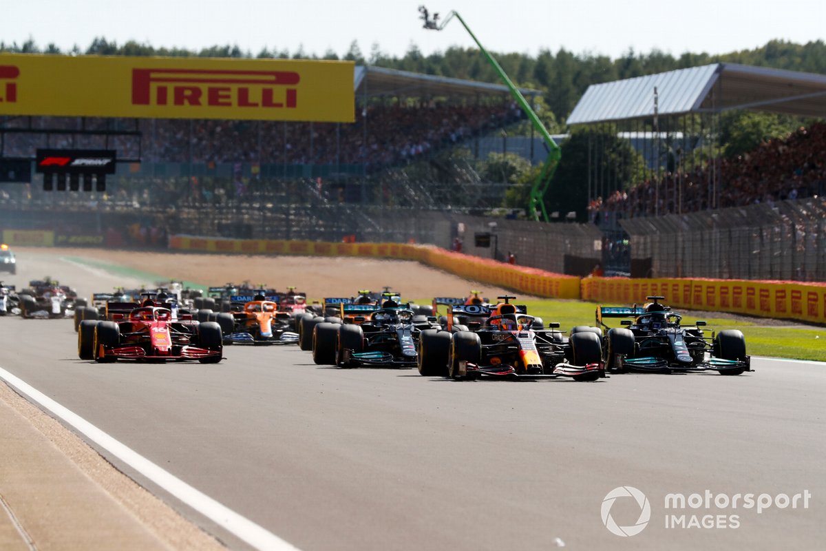 Max Verstappen, Red Bull Racing RB16B, Lewis Hamilton, Mercedes W12, Valtteri Bottas, Mercedes W12, Charles Leclerc, Ferrari SF21, and the rest of the field at the start
