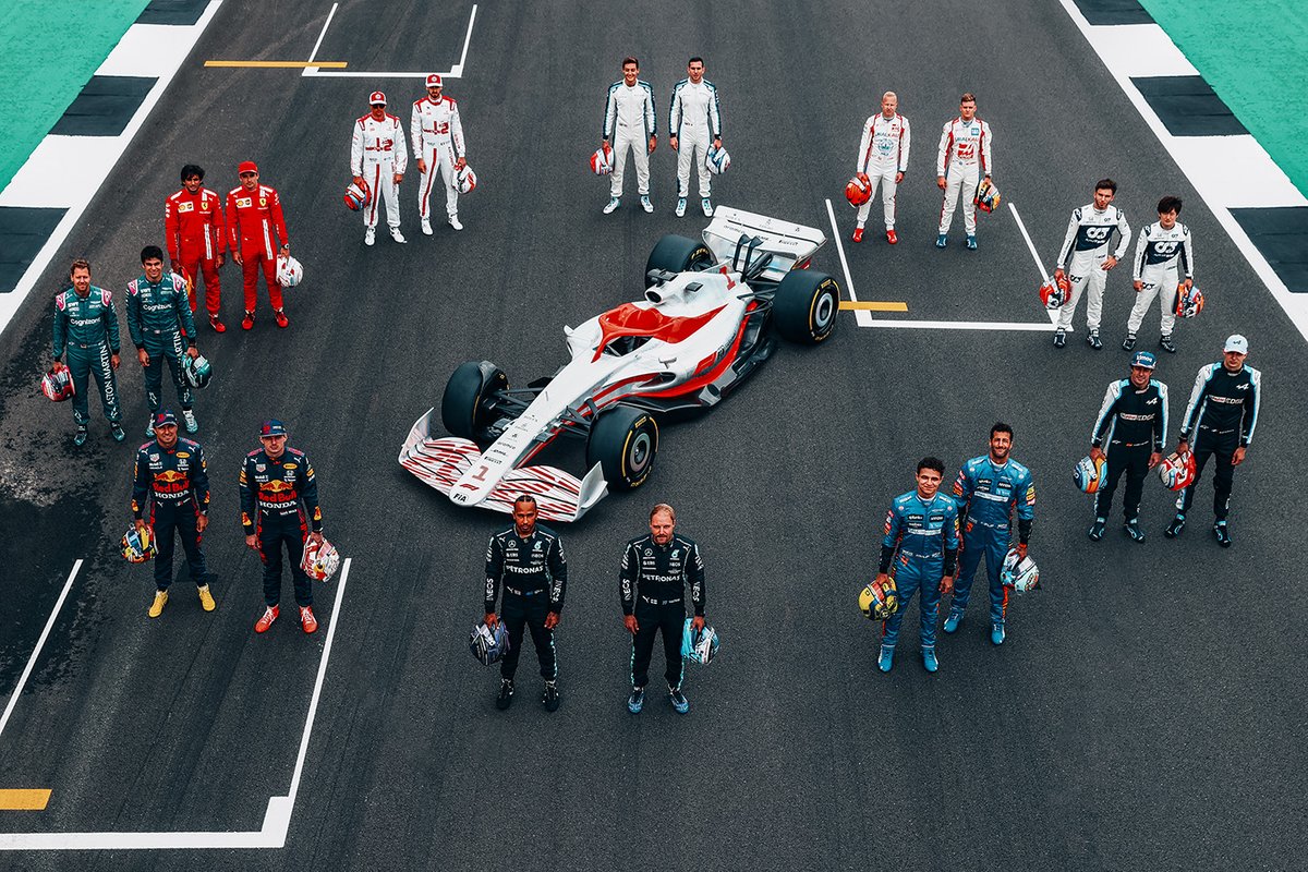 Drivers group photo with the 2022 F1 car 