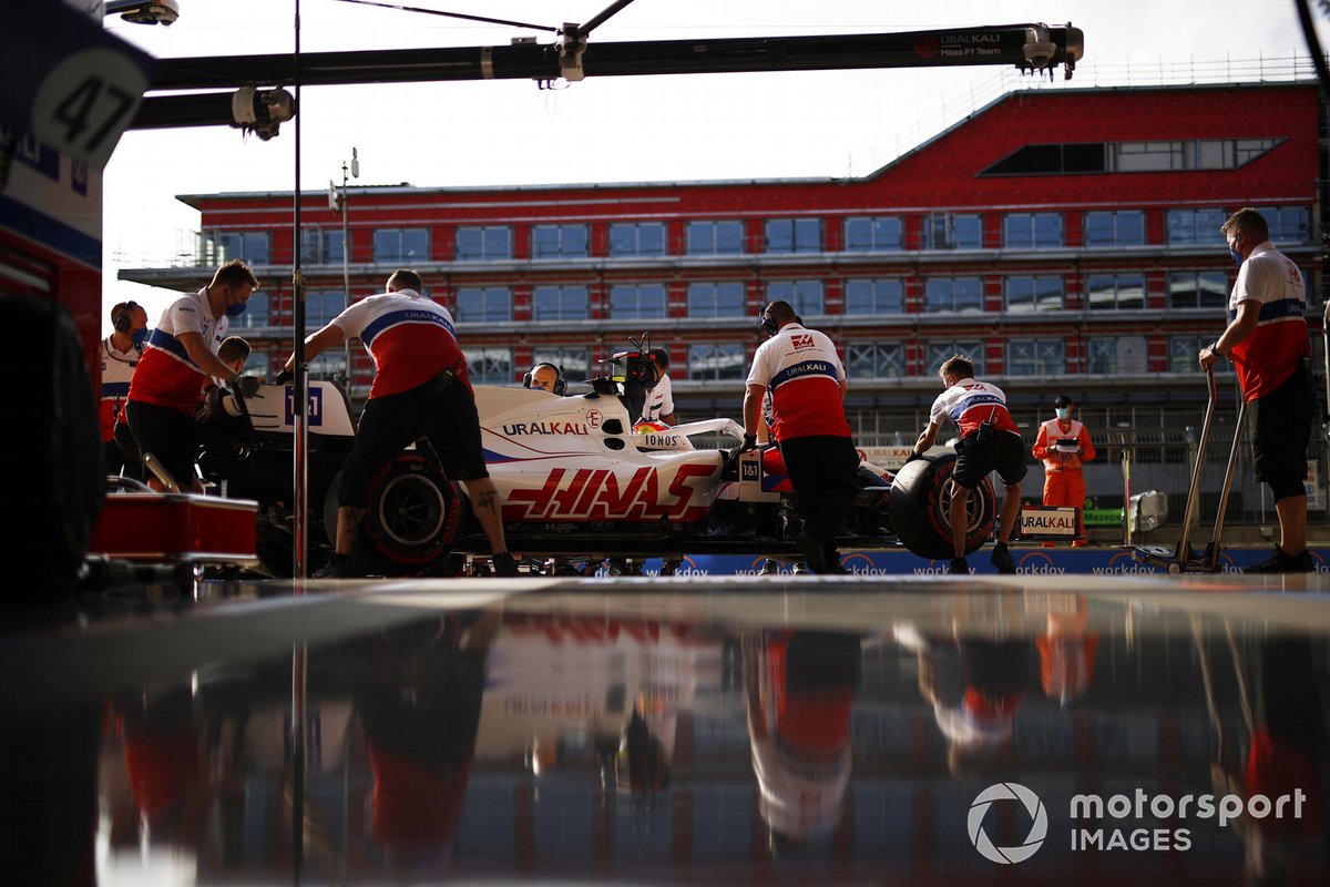 Mick Schumacher, Haas VF-21, is returned to the garage