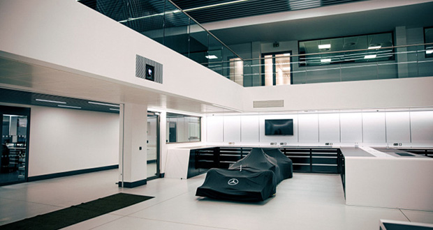 Formula 1 team "only with the brightest projector from Epson"