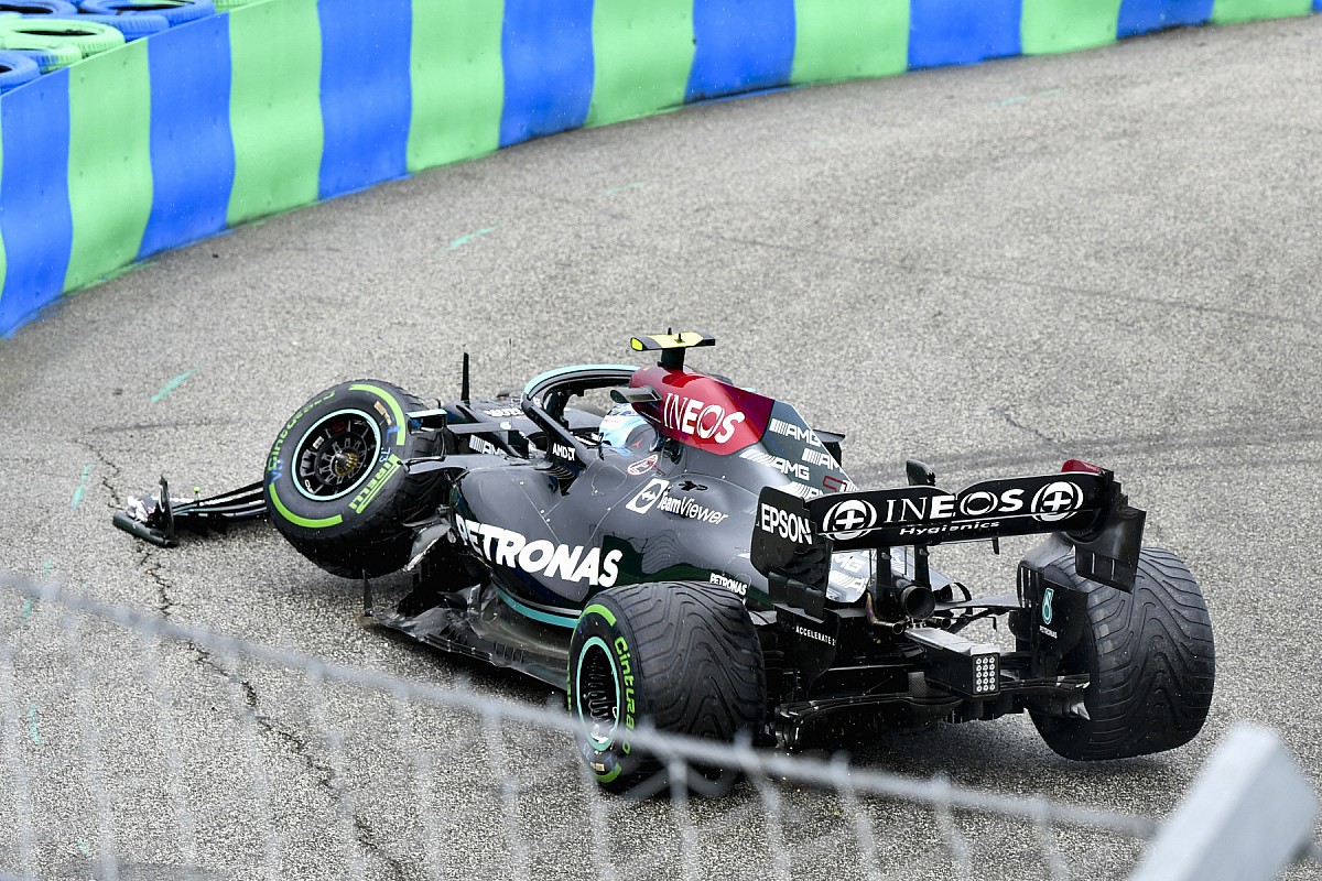 Hungarian GP with red flag as Bottas triggers a crash in Turn 1