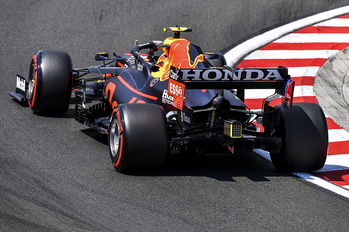 Mercedes baffles Red Bull's "strange" F1 wing choice