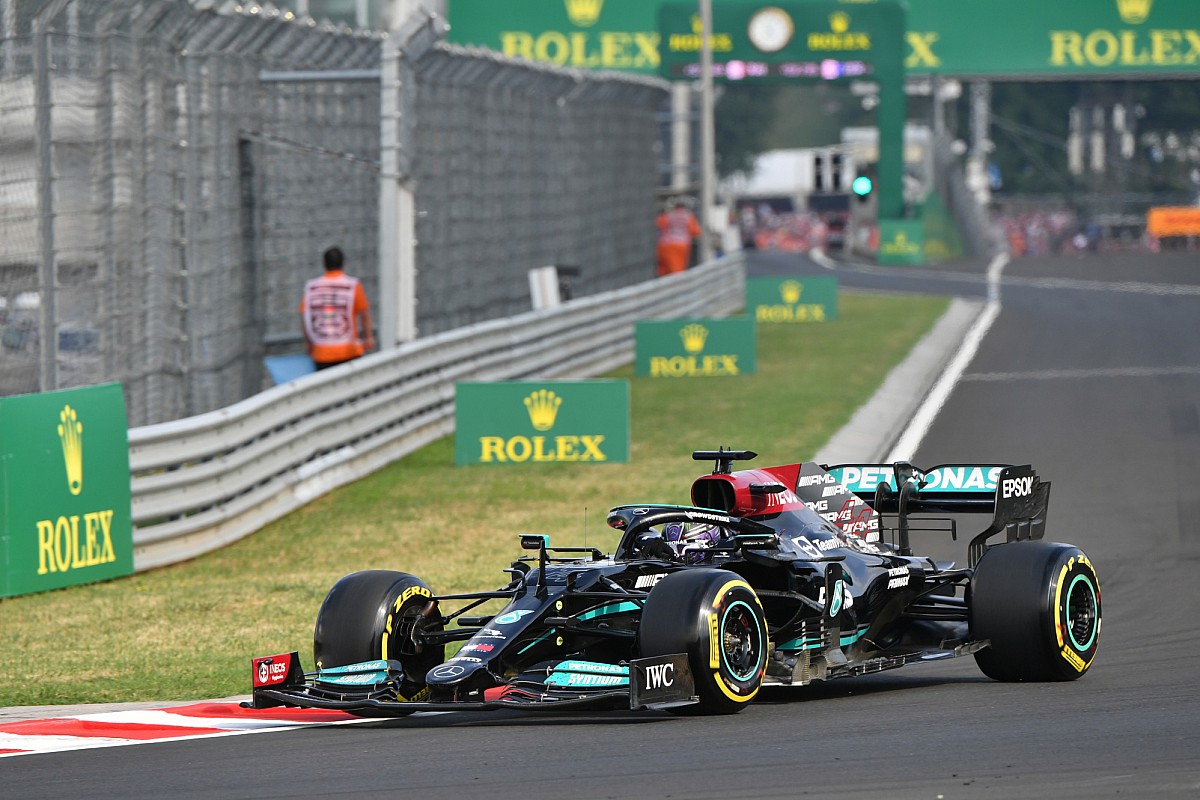 Wolff faces the decision not to pit Hamilton before the restart of F1