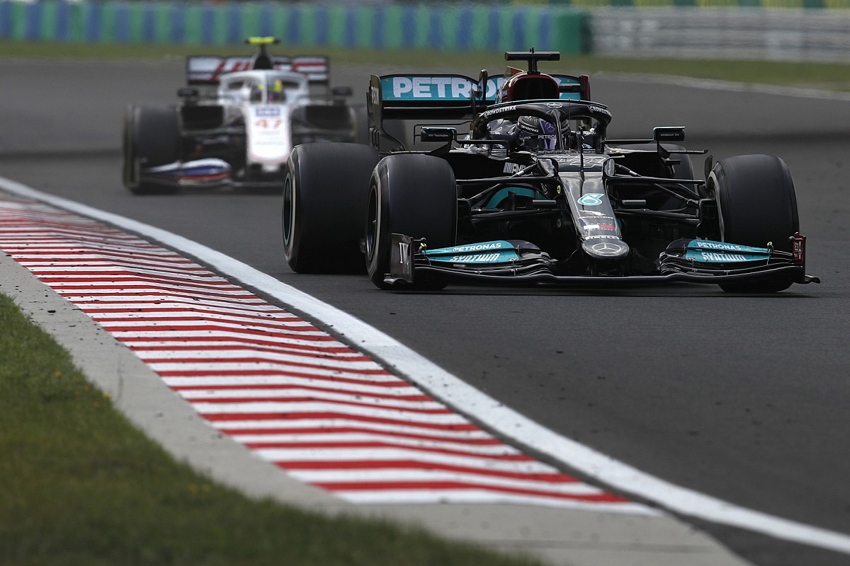 Wolff stands by decision to not pit Hamilton before standing restart