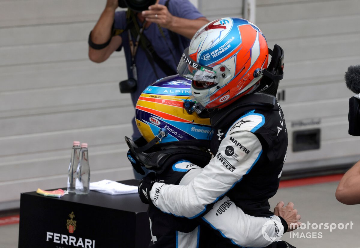 Fernando Alonso, Alpine F1, celebrates with Esteban Ocon, Alpine F1, 1st place, in Parc Ferme