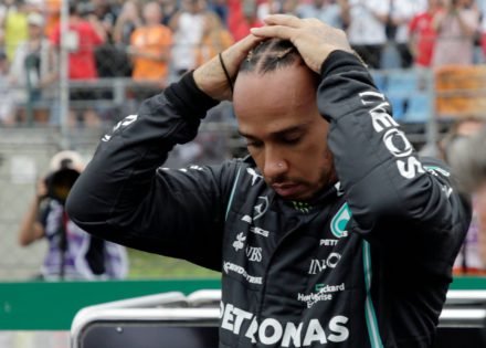 Lewis Hamilton shakes hands with Mercedes F1 owners over hand sanitizer deal
