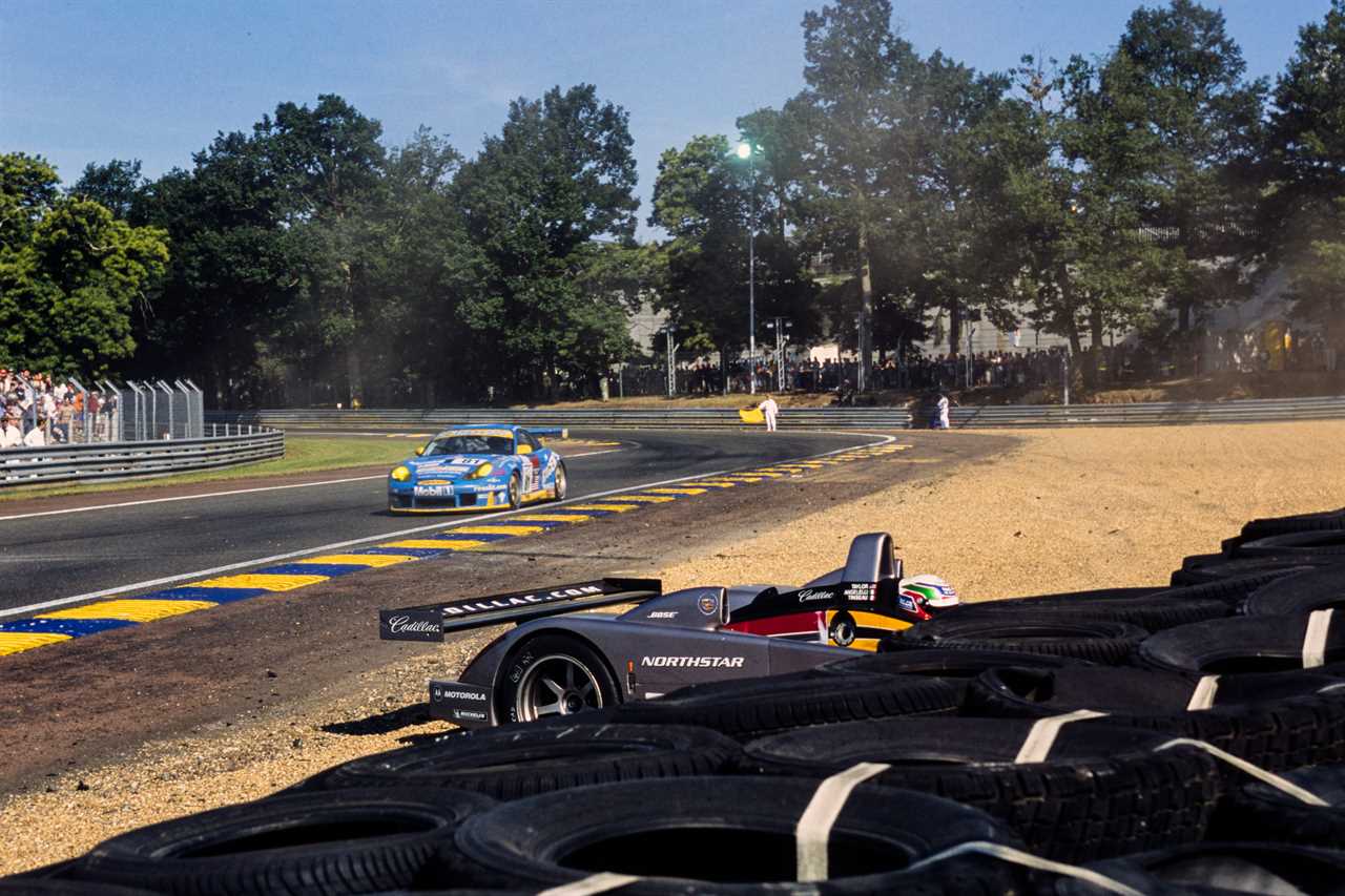 Christophe Tinseau / Max Angelelli / Wayne Taylor, Team Cadillac, Cadillac Northstar LMP-02 crashes into the tyre barrier, 2002