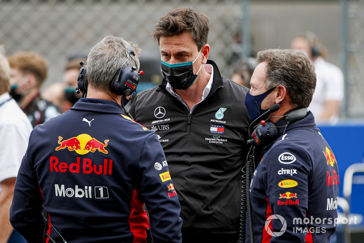 Toto Wolff, Executive Director (Business), Mercedes AMG, and Christian Horner, Team Principal, Red Bull Racing