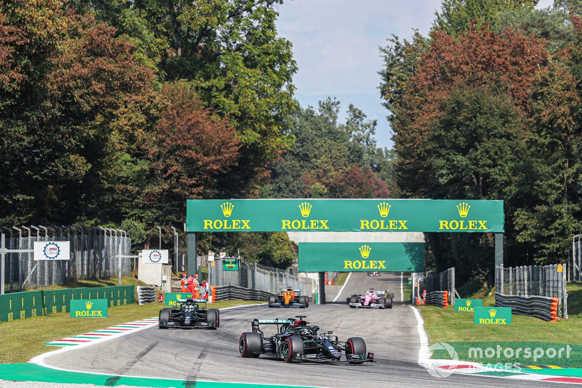 Lewis Hamilton, Mercedes F1 W11, Valtteri Bottas, Mercedes F1 W11 and Carlos Sainz Jr., McLaren MCL35, on the warm-up lap