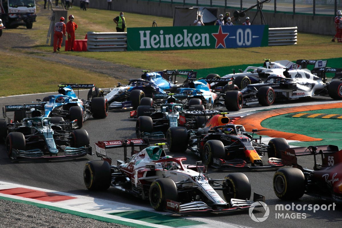 Antonio Giovinazzi, Alfa Romeo Racing C41, Sergio Perez, Red Bull Racing RB16B, Lance Stroll, Aston Martin AMR21, Sebastian Vettel, Aston Martin AMR21 and the rest of the field at the start