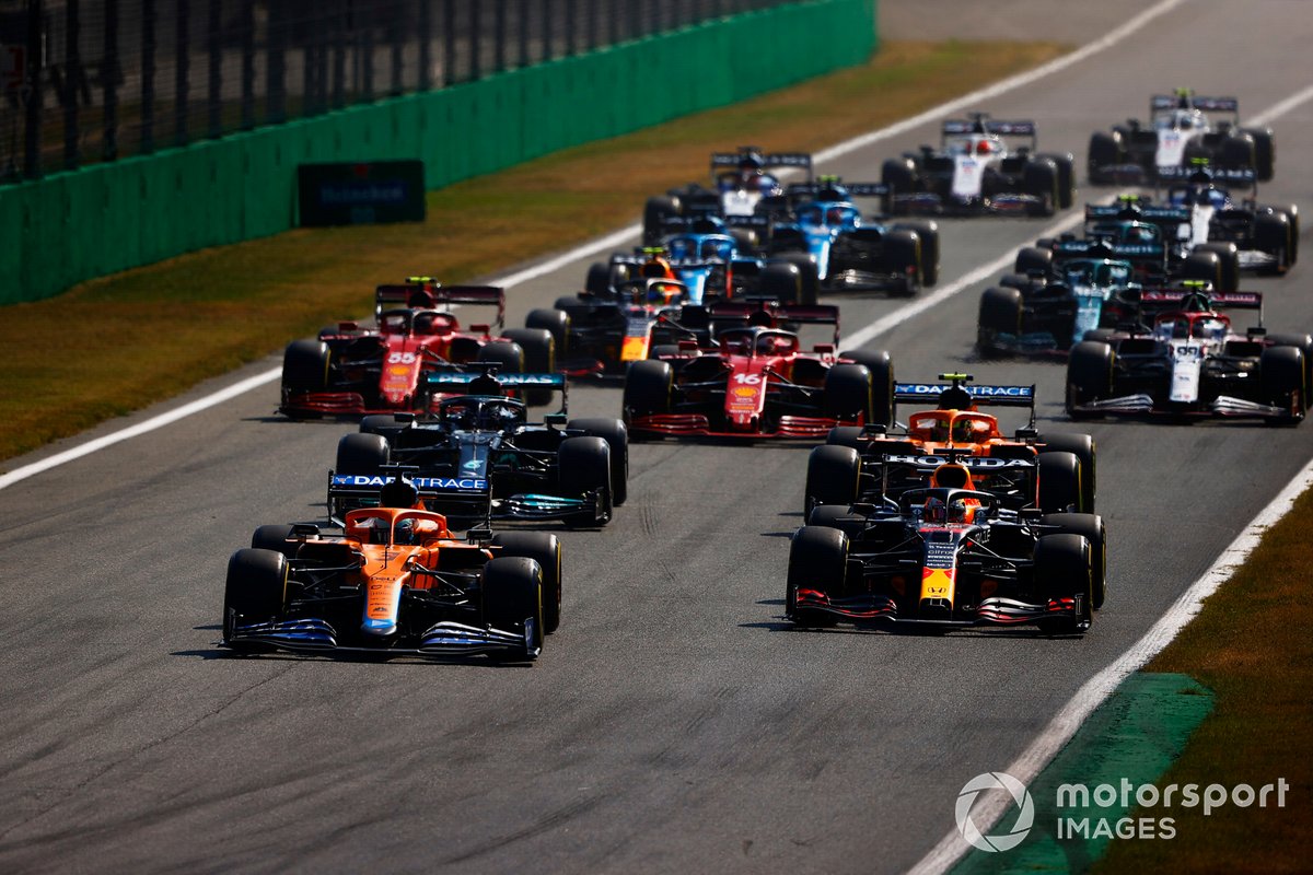 Daniel Ricciardo, McLaren MCL35M, Max Verstappen, Red Bull Racing RB16B, Lando Norris, McLaren MCL35M, Lewis Hamilton, Mercedes W12, Charles Leclerc, Ferrari SF21 and the rest of the field at the start