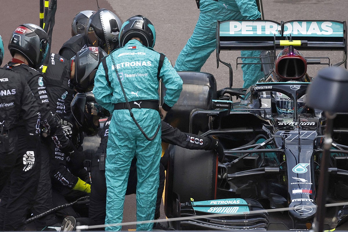 Bottas wheel nut still stuck on Mercedes car after pitstop issue