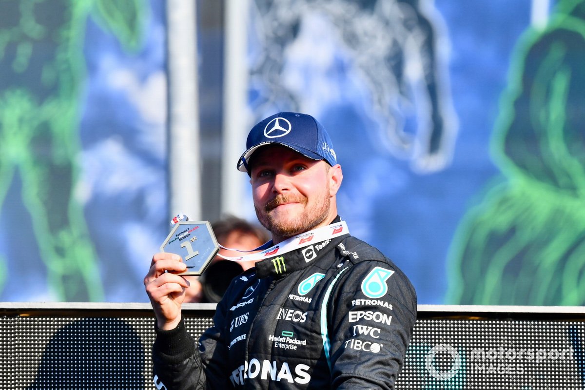 Valtteri Bottas, Mercedes, 1st position, with his winners medal after Sprint Qualifying