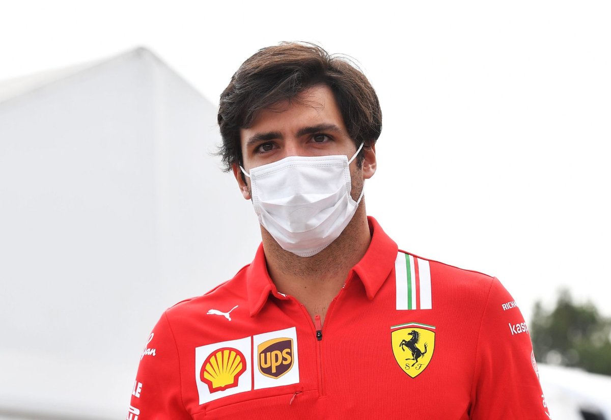 WATCH: Special Ferrari F1 guest simplifies Carlos Sainz's cockpit battles in Monza in an amusing way