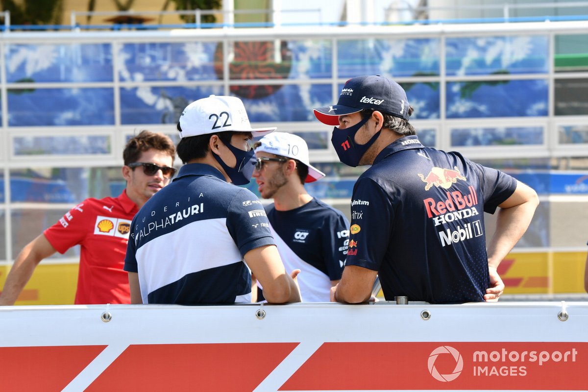 Yuki Tsunoda, AlphaTauri Sergio Perez, Red Bull Racing driver parade